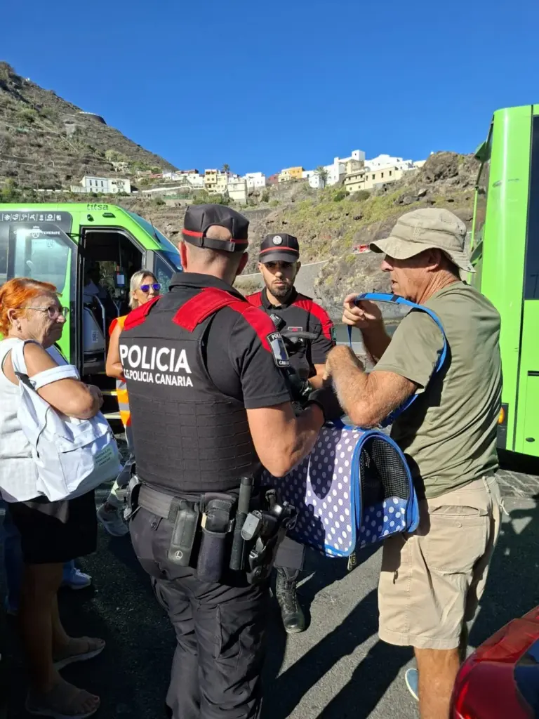 La Policía Canaria ayuda a los vecinos y sus mascotas en la evacuación / RTVC / Ángel Muñiz