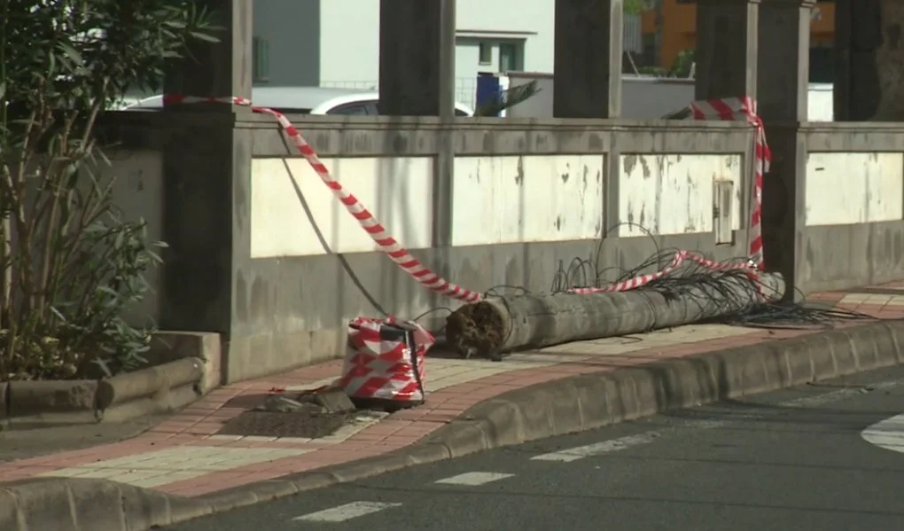 Poste caído en Firgas y que hirió a una abuela y su nieto