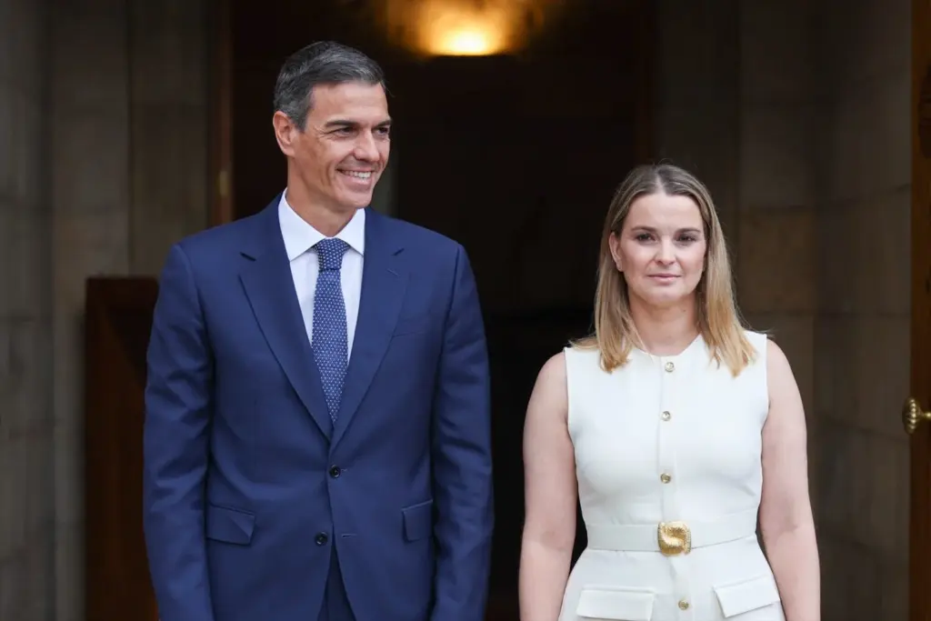 El presidente del Gobierno, Pedro Sánchez, y la presidenta de las Islas Baleares, Marga Prohens, durante un encuentro. Imagen Europa Press