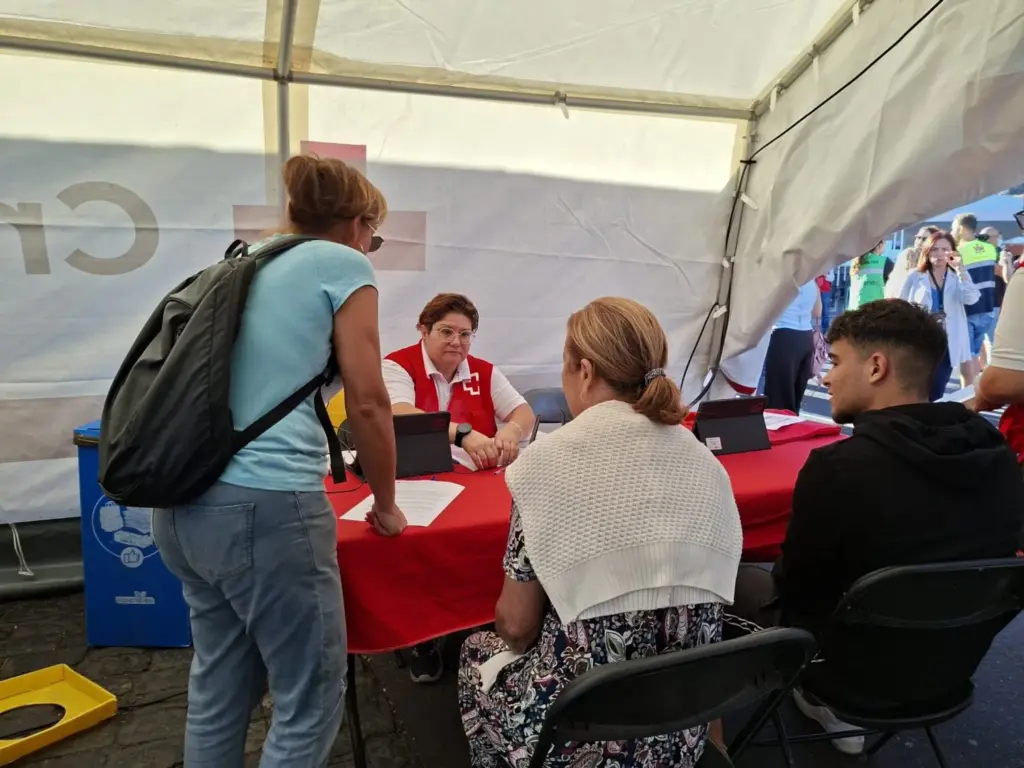 Cruz Roja está registrando los nombres y apellidos de todas las personas que han sido evacuadas en Garachico / RTVC / Ángel Muñiz