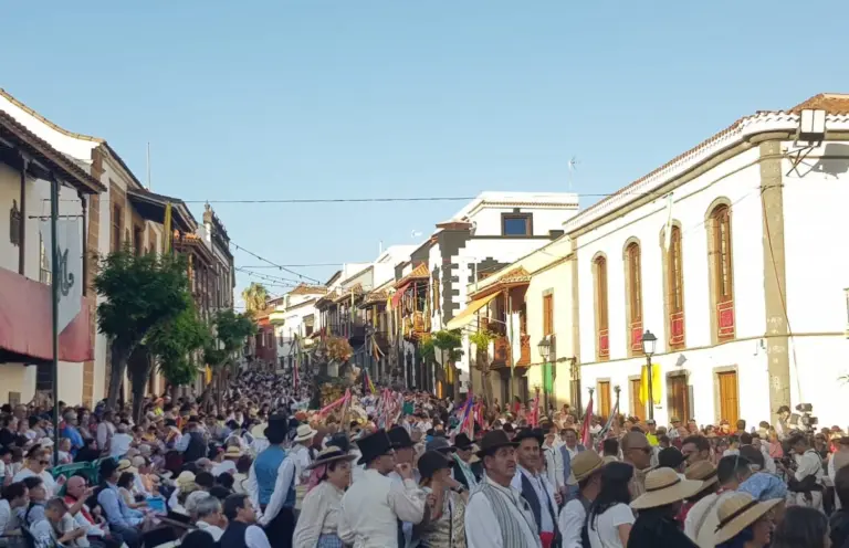 La afluencia de turistas que dejan las fiestas del Pino en Teror