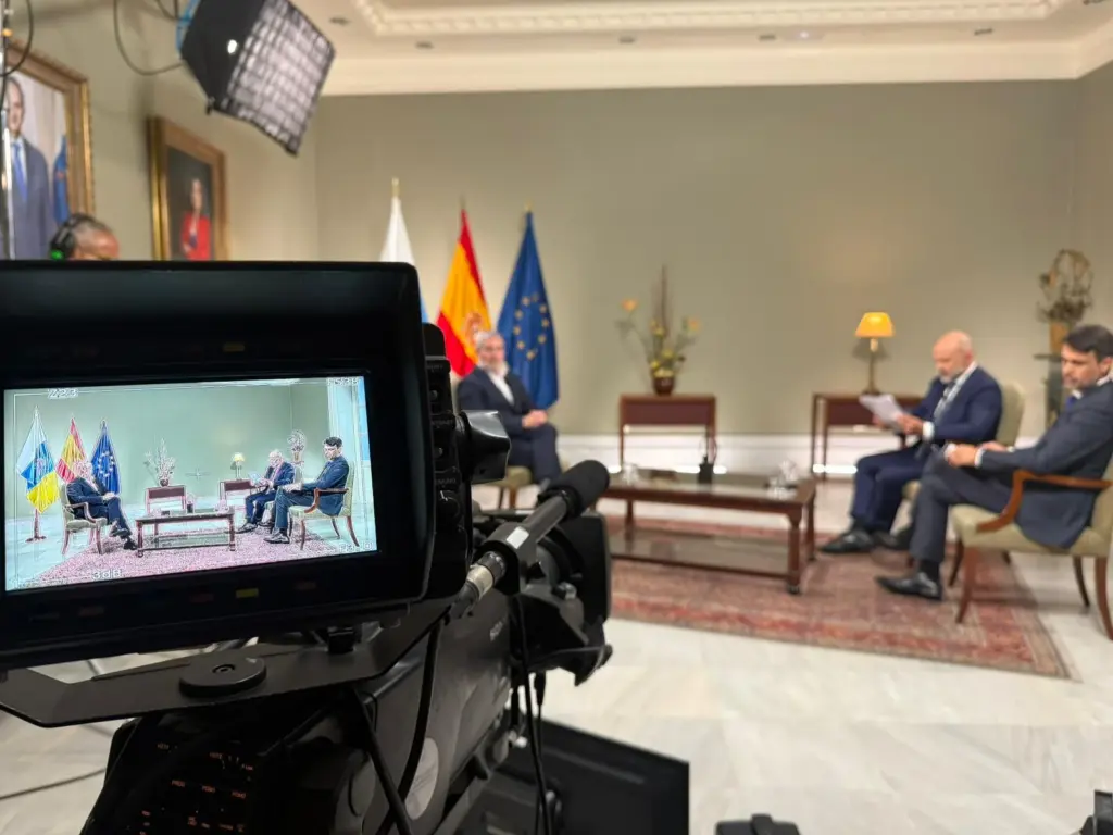 Clavijo hizo balance de los dos primeros años de gobierno en una entrevista que concedió a Radio Televisión Canaria en la que, también, se trató el turismo, la quita de la deuda y la vivienda