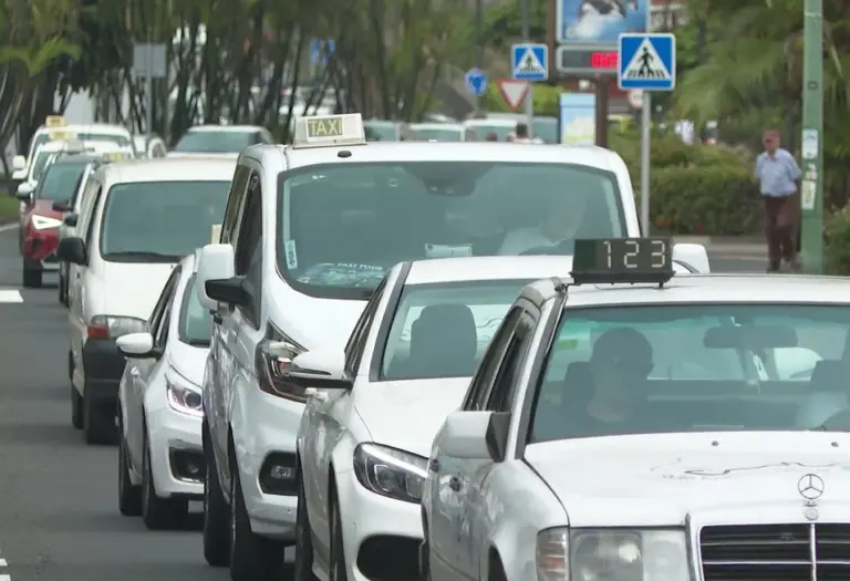 Marcha pacífica de los taxistas de Puerto de la Cruz