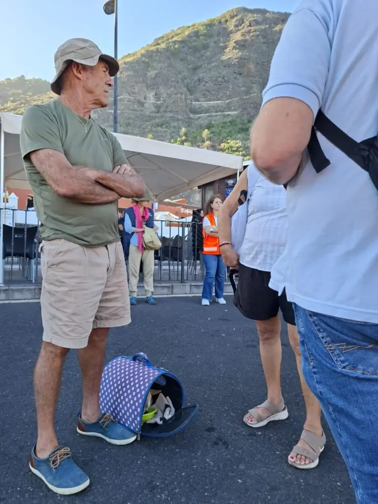 Los vecinos y sus mascotas han acudido a los puntos de encuentro en la evacuación / RTVC / Ángel Muñiz