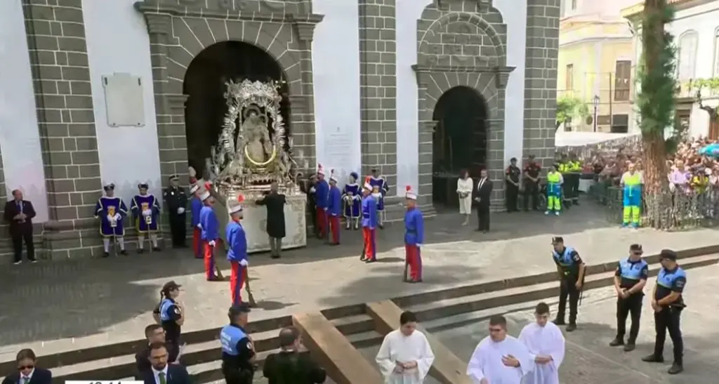 La imagen de la Virgen del Pino sale de la Basílica de Teror