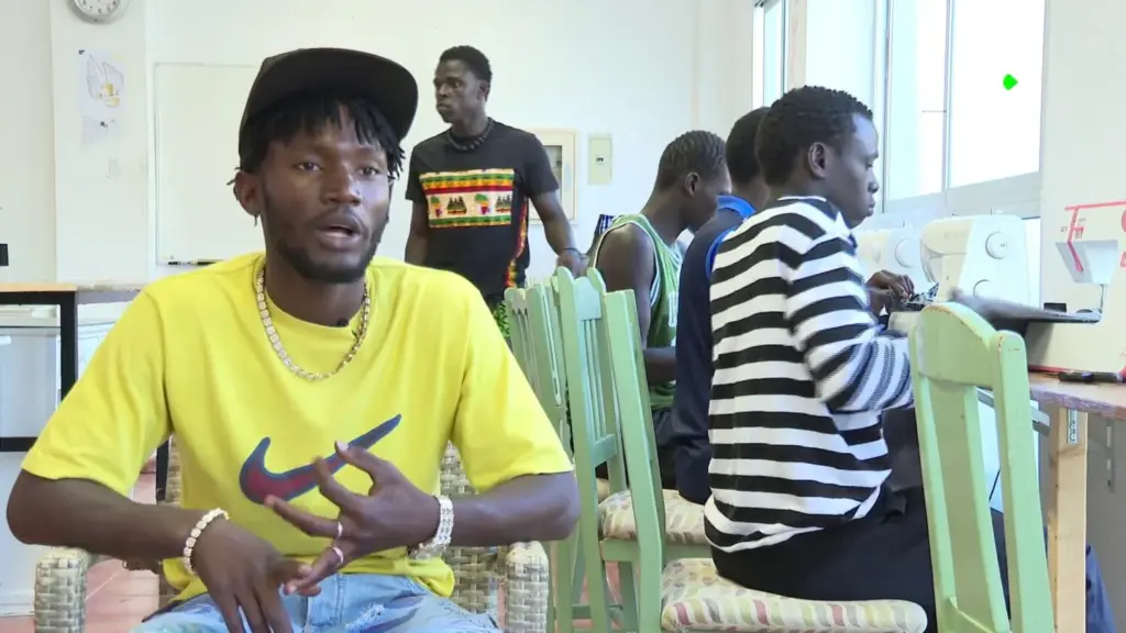 Mustapha Sannoh es uno de los 10 jóvenes migrantes que aprende costura y patronaje en el taller de costura de la Fundación Canaria El Buen Samaritano..