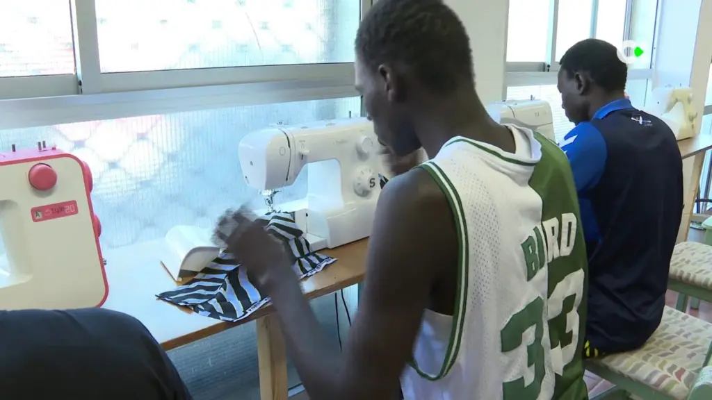 Jóvenes migrantes aprenden costura y patronaje en la Fundación Canaria Buen Samaritano. RTVC.
