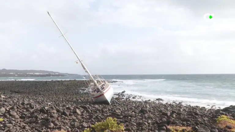 Un velero encalla en la costa de Los Cocoteros, en Lanzarote, sin heridos