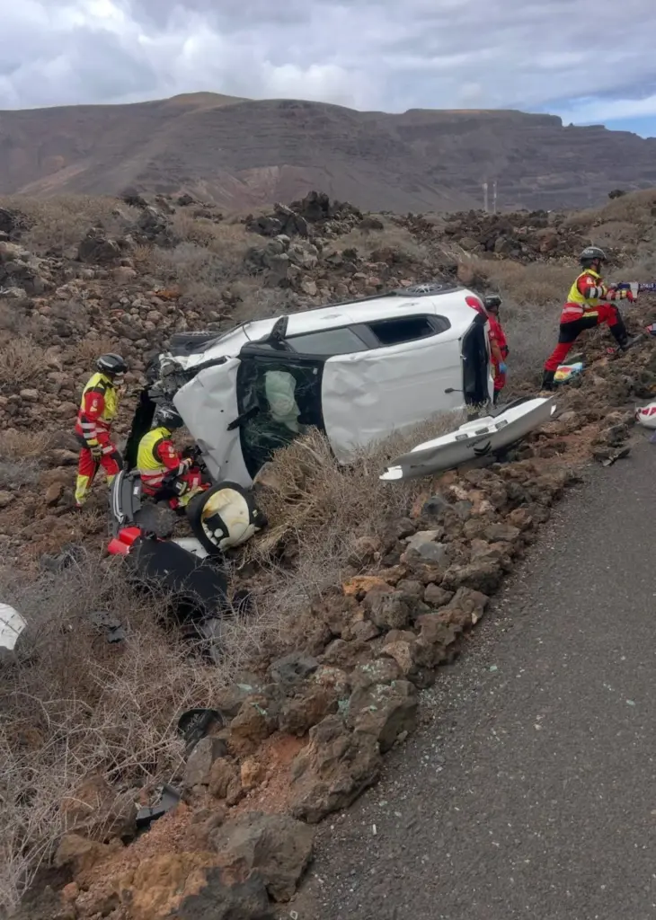 Vuelco de un coche con una mujer atrapada en el norte de Lanzarote