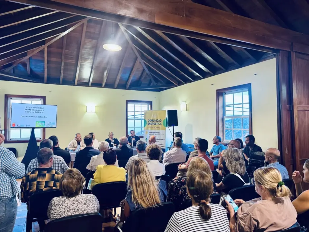 Reunión con los vecinos de Alojera para activar la primera comunidad energética local
