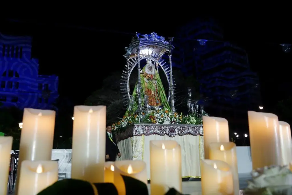 La imagen de la Virgen de Candelaria durante el acto celebrado en la Plaza de España