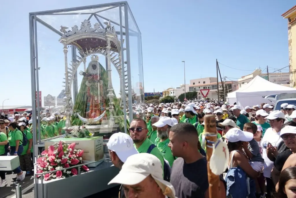La Virgen de Candelaria en su peregrinación a la capital tinerfeña