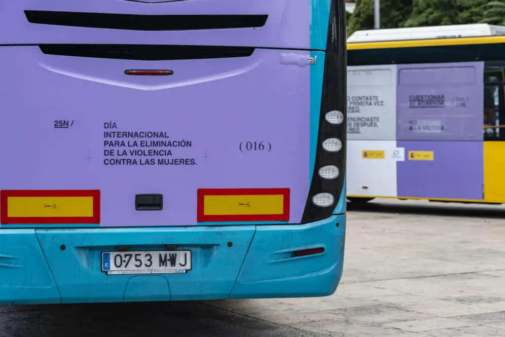 Guagua de Global con campaña contra la violencia machista