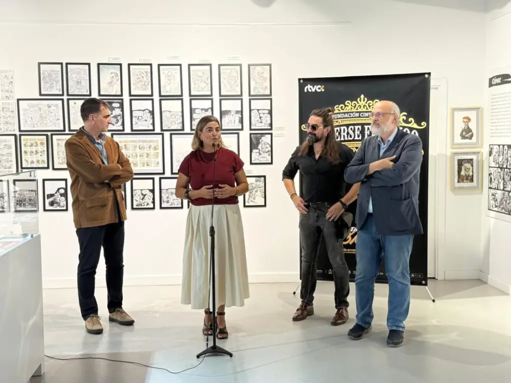 Las viñetas de Farruco se exponen en el Museo Elder de Las Palmas de Gran Canaria. En la imagen, el dibujante Pepe Farruco (segundo por la derecha), que además coba con el programa 'Buenos Días Canarias' de RTVC, en el acto de presentación este jueves junto a la administradora general de RTVC, María Méndez. RTVC
