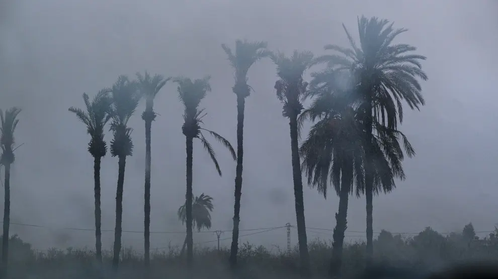 Aviso rojo en Alicante: Las alertas suenan en los móviles por riesgo de inundaciones desde este viernes. En la imagen, la fuerte tormenta registrada este jueves en La Foia, en Elche (Alicante).EFE