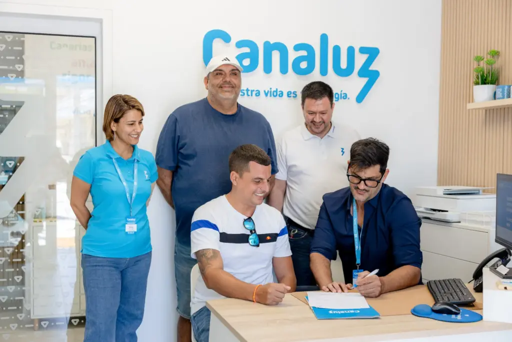 Participantes en la firma del convenio