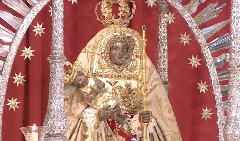 La Virgen de Candelaria continúa en la capital tinerfeña rodeada de fieles