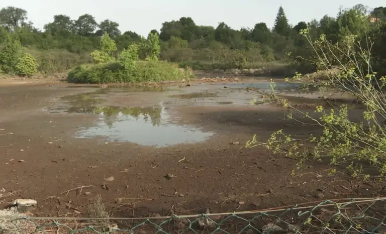 La charca de La Laguna de Valleseco, casi seca por la falta de lluvias y el deterioro de su lona