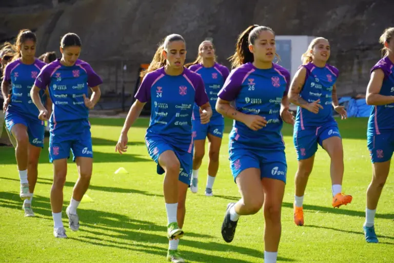 Canteranas del Tenerife entrenan con el primer equipo