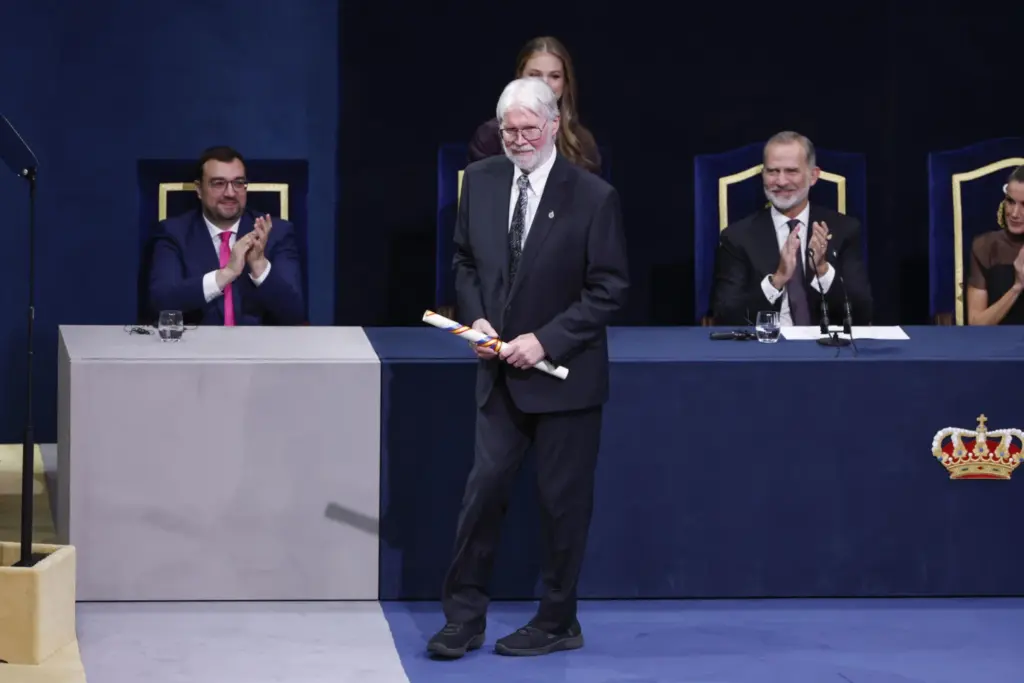 Felipe VI y la princesa Leonor reflexionan sobre la convivencia democracia y la diversidad en los Premios Princesa de Asturias 2025