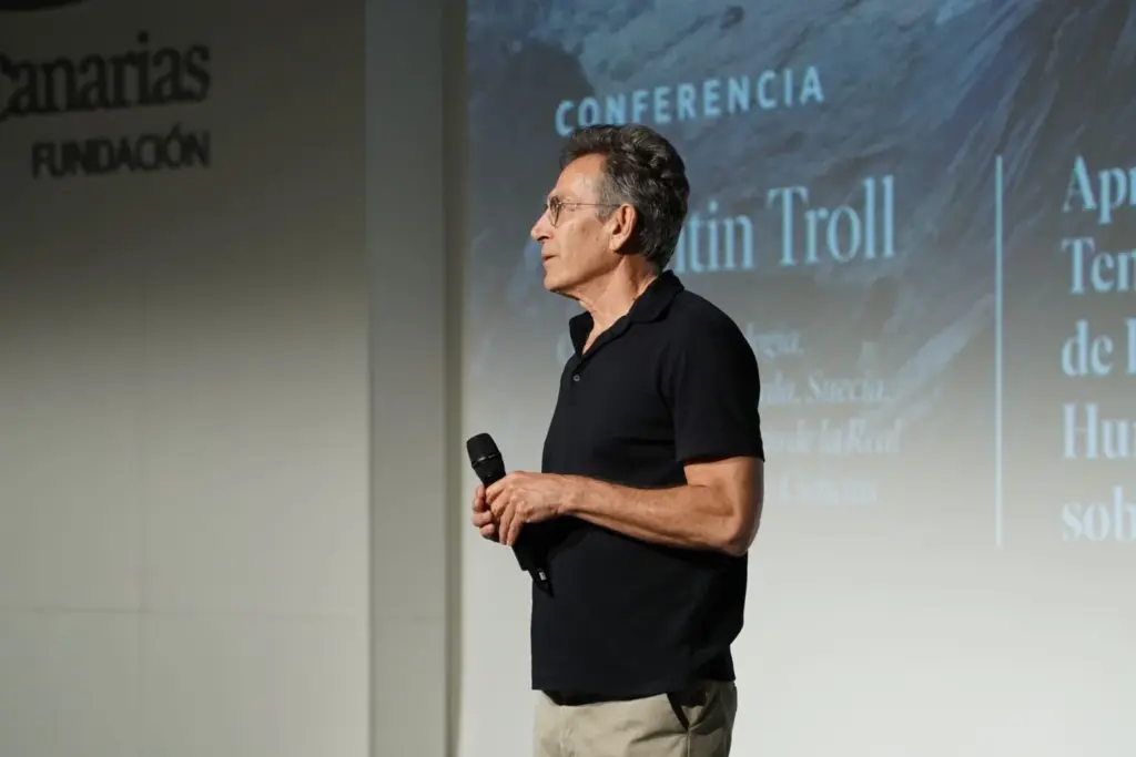 Varios científicos plantean los retos para la conservación del Teide ante el cambio climático en el ciclo 'La Torre de las Nubes'