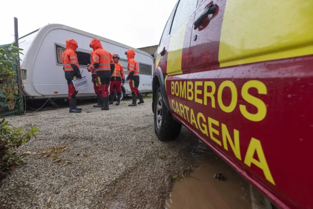 Efectivos de Bomberos, Protección Civil y Guardia Civil desalojan a los vecinos del camping Villas Caravaning de La Manga (Murcia) debido a las intensas lluvias que están cayendo este viernes en la comarca de Cartagena
