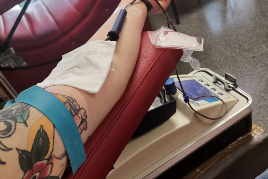 Mano de donante de sangre con tatuajes