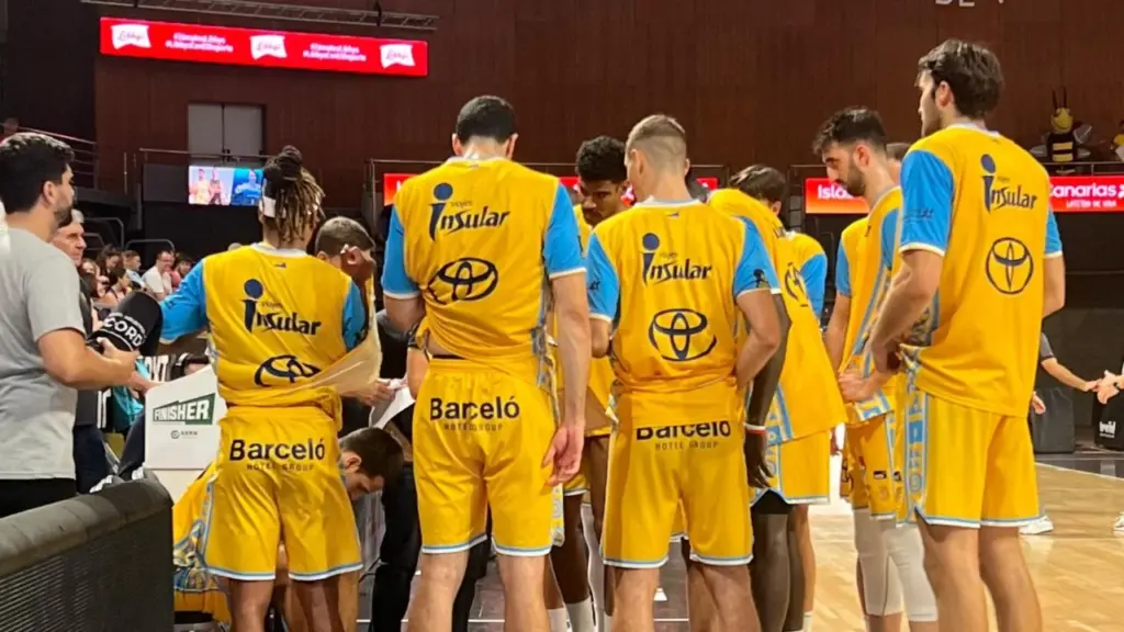 Los jugadores del Gran Canaria en un tiempo muerto frente a La Laguna Tenerife