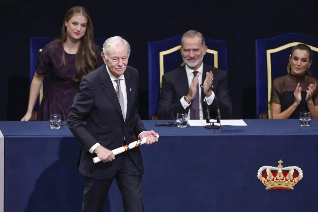 Felipe VI y la princesa Leonor reflexionan sobre la convivencia democracia y la diversidad en los Premios Princesa de Asturias 2025