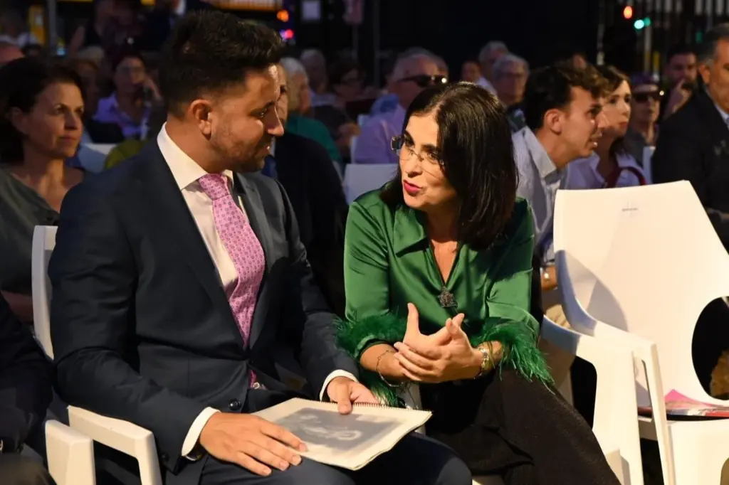 El concejal Héctor Alemán y la alcaldesa, Carolina Darias, en el pregón de las Fiestas de La Naval