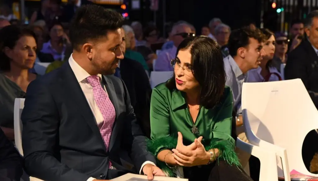 El concejal Héctor Alemán y la alcaldesa, Carolina Darias, en el pregón de las Fiestas de La Naval