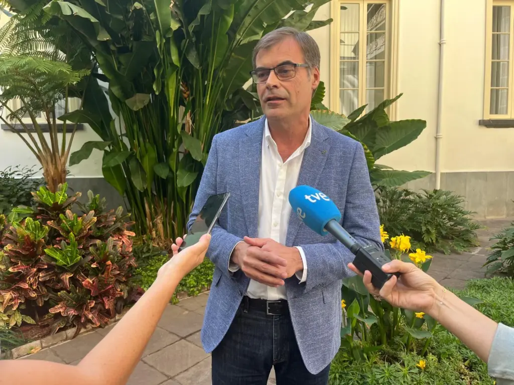 El diputado Fernando Enseñat atiende a los medios en el patio del Parlamento de Canarias