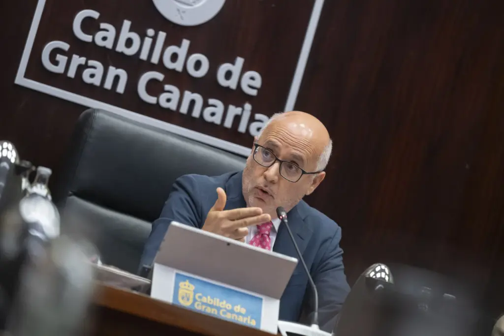 El presidente del Cabildo de Gran Canaria, Antonio Morales, durante la sesión plenaria