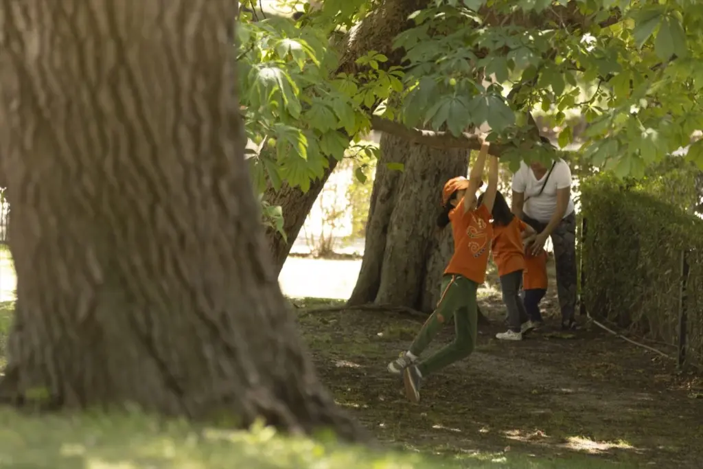 Imagen de archivo de una familia en el parque