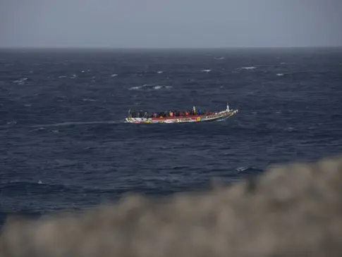 Salvamento socorre a un cayuco con 131 personas tras llegar escorado a El Hierro