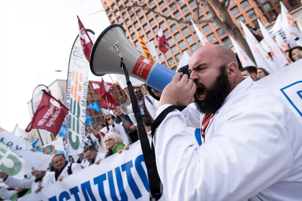 Decenas de personas durante una concentración de los sindicatos médicos frente al Ministerio de Sanidad, a 13 de febrero de 2025, en Madrid (España).- Diego Radamés - Europa Press
