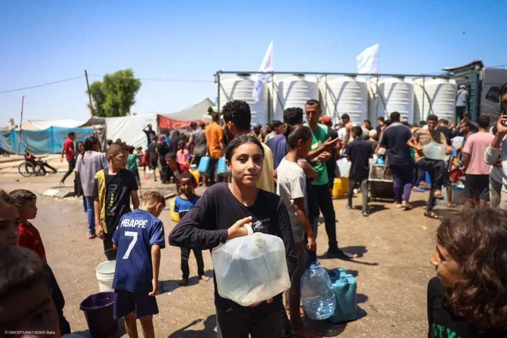 Niños recogiendo agua en Gaza, de donde saldrán muchos de ellos hacia España con necesidades sanitarias y Canarias se ha ofrecido a acogerlos