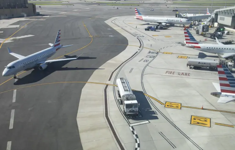 Dos aviones chocan en la pista de un aeropuerto en Nueva York