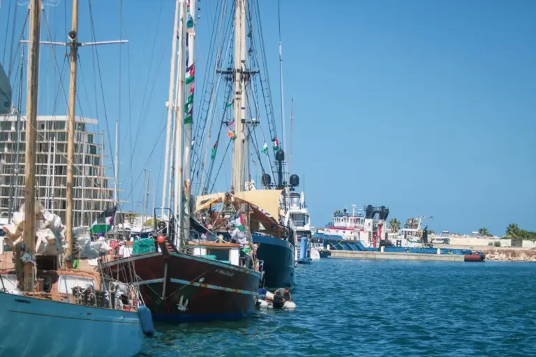 Una de las embarcaciones de la Flotilla interceptada por Israel llega a puerto en Chipre