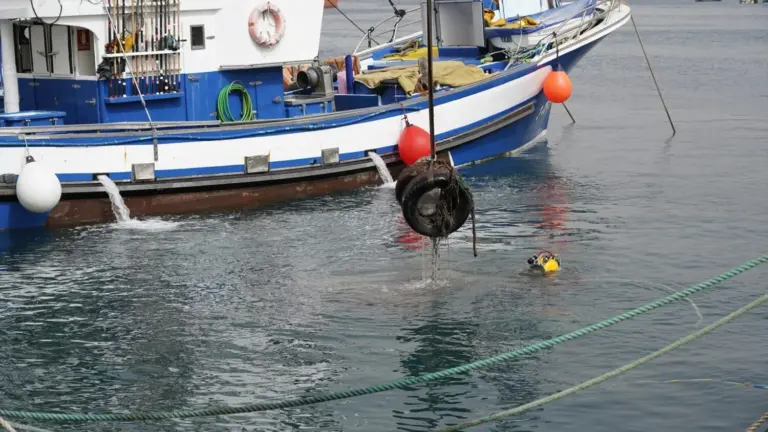 Retiran más de tres toneladas de residuos del fondo marino en Mogán