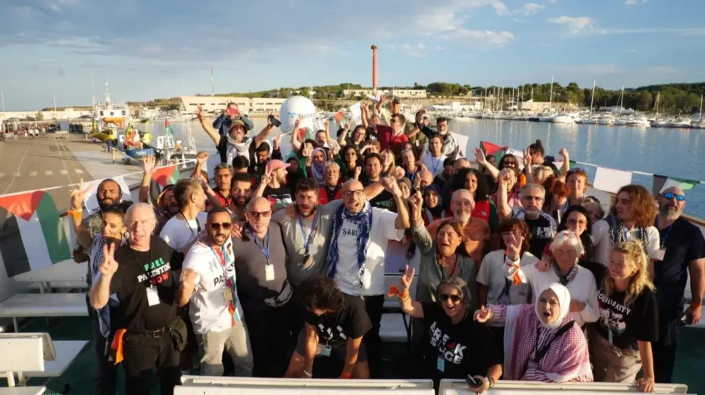 Activistas de la Flotilla de la Libertad, que intentaba trasladar ayuda humanitaria a la Franja de Gaza antes de ser asaltada por el Ejército de Israel en aguas internacionales en el mar Mediterráneo REMITIDA / HANDOUT por FLOTILLA DE LA LIBERTAD