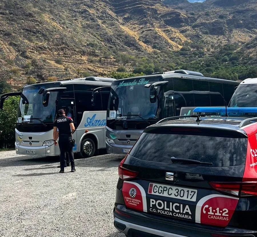 Policía Canaria identifica a dos falsos guías turísticos en el norte de Gran Canaria. Imagen de archivo de agentes de la Policía Canaria en un control. EP