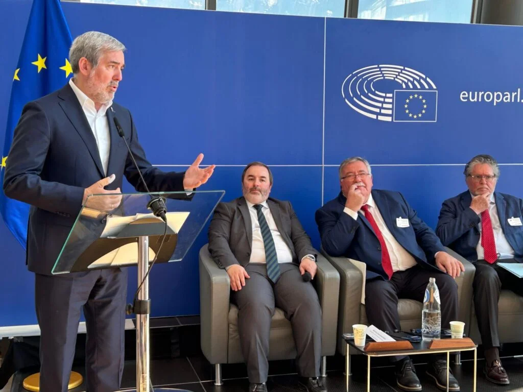 Así, el presidente de Canarias, Fernando Clavijo, ha pedido a la presidenta de la Comisión Europea que rectifique la propuesta de centralización nacional de los fondos europeos en el Marco Financiero Plurianual 2028-2034 tras ser rechazados sus planteamientos en el Parlamento Europeo