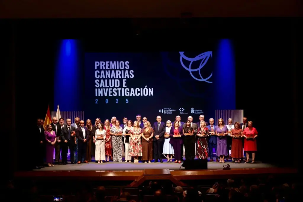Foto de familia de los premiados en el acto de entrega de los II Premios Canarias a las Ciencias de la Salud e Investigación Biomédica