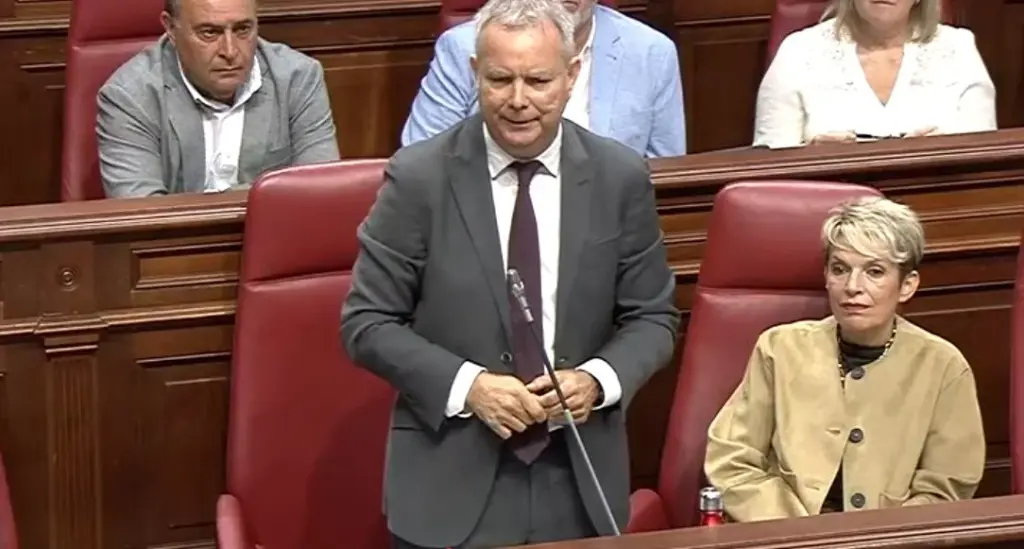 Franquis (PSOE) en pleno Parlamento
