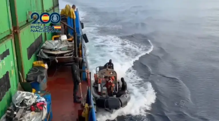 Los GEO incautan 4.000 kg de cocaína en un buque a 600 millas de Canarias con destino Vigo