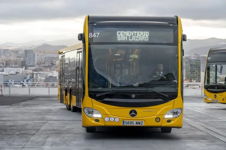 Los usuarios de guaguas públicas en Canarias subieron un 6 % en octubre