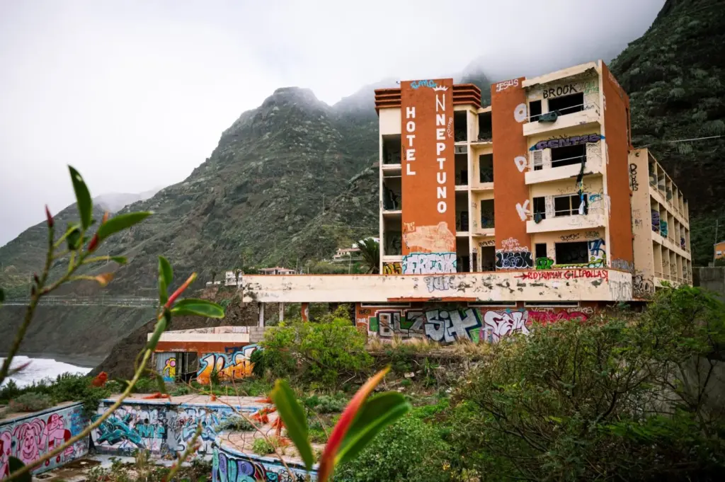 La Laguna avanza en la recuperación del frente costero de Bajamar con la demolición del antiguo hotel Neptuno