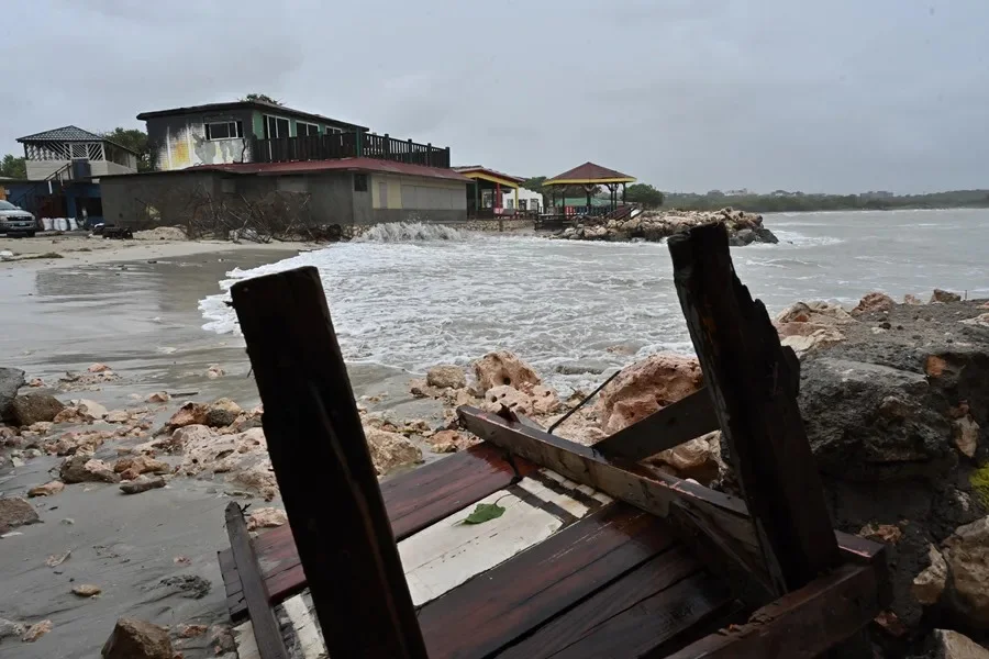 Melissa avanza hacia Jamaica con vientos «catastróficos» y Cuba se prepara para inundaciones. Imagen de la playa Port Henderson este lunes en Jamaica. EFE/ Rudolph Brown