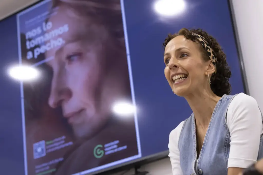 Paciente de cáncer de mama: "He sobrevivido y ahora me gustaría empezar a vivir". Inés Hernández, paciente de cáncer de mama, la presentación de la campaña 'Nos lo tomamos a pecho', realizada por la Asociación Española Contra el Cáncer (AECC) de la provincia de Santa Cruz de Tenerife. 1 de octubre 2025